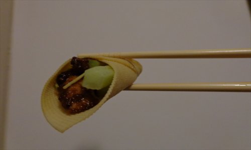 The traditional way to eat jingjiang rousi Photos: Julie Bertoni/GT