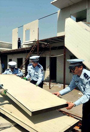 Urban management officers dismantle a 3000-square-meter makeshift building in Minhang district. The illegal structure, located close to the Beijing-Shanghai high-speed railway, housed many migrant workers. Photo: Yang Hui/GT