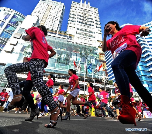  Indonesian women wearing high-heel shoes compete during Fun With Your Heels race in Jakarta, Indonesia, April 14, 2013. Runners were required to wear 7cm-high-heel shoes during the race. (Xinhua/Agung Kuncahya B.)
