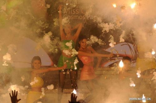 Contestants perform during the finale of 2012 Miss Chinese Cosmos Pageant in South China's Hong Kong, October 27, 2012. A total of twelve contestants participated in the finale. Zhang Ziqi from Australia Region claimed the crown. Photo: Xinhua