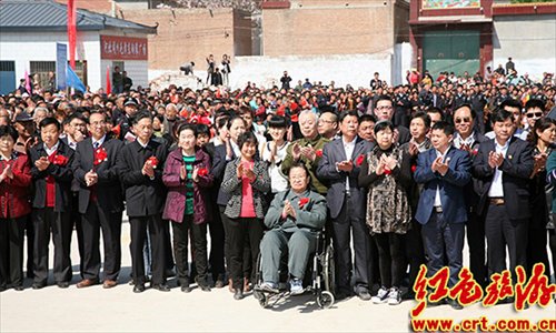 Mao Zedong's relatives and staff members who worked for Mao attend the unveiling of a bronze statue to the former Chinese leader in Liuguangying village, Linzhang county in Hebei Province on the morning of April 25. Photo: ifeng.com