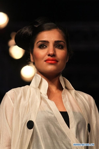 A model presents a creation by designer Payal Jain at the Rajasthan Fashion Week 2013 in Jaipur, India, May 10, 2013. (Xinhua/Stringer) &nbsp;