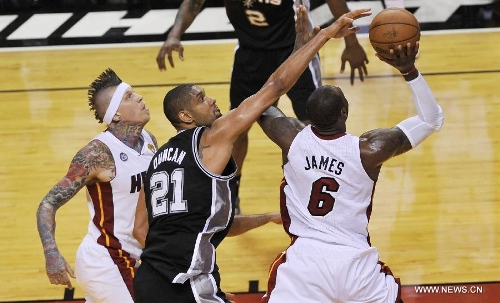 LeBron James (R) of Miami Heat shoots during Game 6 of the NBA Finals against San Antonio Spurs in Miami, the United States, June 18, 2013. Miami won 103-100. (Xinhua/Fang Zhe) 