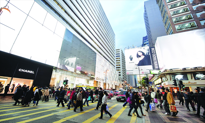 Shoppers cross Canton Road, a hub of shopping and commercial complexes in downtown Tsimshatsui, Hong Kong. Photo: CFP