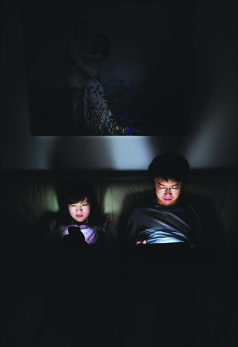 Lovers who used to whisper sweet nothings to each other now play with their phones instead. Photo: CFP