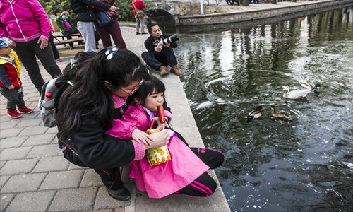 Visitors at Beijing Zoo are undeterred by avian flu at the bird lake Sunday. Photo: Li Hao/GT
