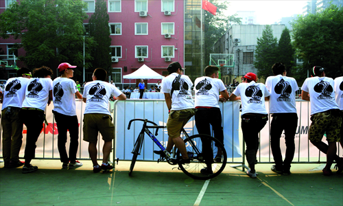 5. Viewers watch the competition.  
