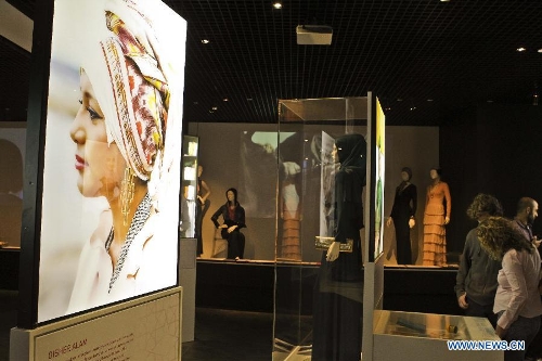 People visit the creation at the Muslim women's fashion exhibition held in Sydney, Australia, April 24, 2013. The exhibition displayed works of Australian designers' new generation. (Xinhua/Jin Linpeng)  