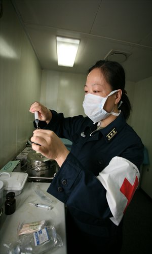 Wang Haiwen, one of the female crew who served in a fleet on the navy’s 4th escort mission in the Gulf of Aden, prepares to give an injection on January 6, 2010. Photo: Courtesy of the East China Sea Fleet