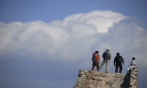 Jogging and mountain climbing can strengthen the immune system during the chushu solar period. Photos: CFP