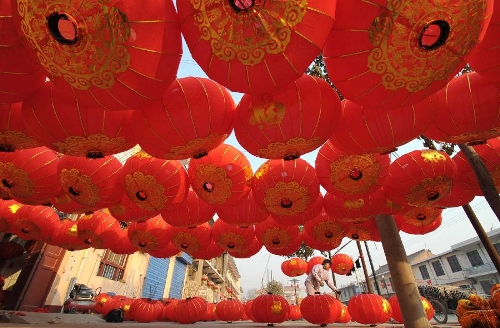 A villager makes a red lantern at a workshop in Yangzhao Village, a lantern production base in Jishan County of Yuncheng City, north China's Shanxi Province, Jan. 12, 2013. Chinese people traditionally hang red lanterns to greet and celebrate the Spring Festival, which falls on Feb. 10 this year. (Xinhua/Gao Xinsheng) &nbsp;