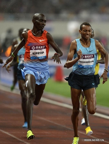 Kenya's Asbel Kiprop (L) sprints to the finish line in the men's 1500 meters race during the IAAF Diamond League Athletics meet in Shanghai, east China, May 18, 2013. Asbel Kiprop won the first place of the event in 3 minutes and 32.39 seconds.(Xinhua/Li Jundong) 