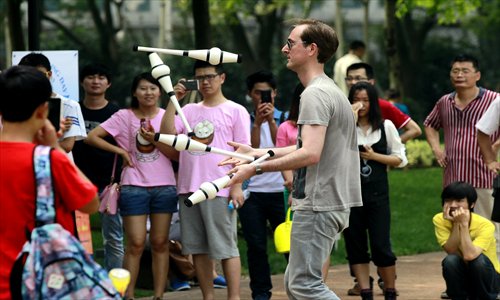 Corey Hoelker juggles Indian clubs at Lujiazui Park. Photo: Yang Hui/GT