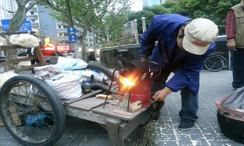 Anhui native Du Yong makes and sells popcorn in Shanghai streets. Photo:Du Qiongfang/GT