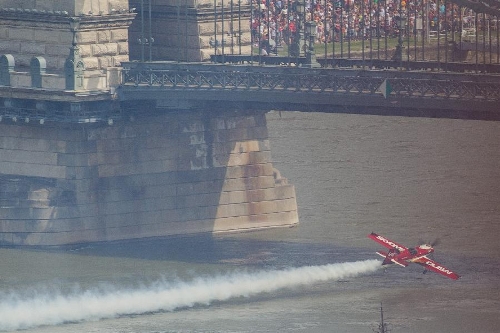 &nbsp;Aerobatic European Champion Zoltan Veres of Hungary flies with his airplane under the Chain Bridge during an air show above river Danube crossing central Budapest, Hungary, on May 1, 2013. (Xinhua/Attila Volgyi) 