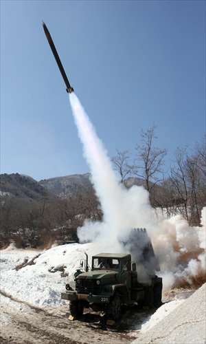 A South Korean Army multiple rocket launcher fires live rounds during a live fire drill in Cheorwon, 70 kilometers northeast of Seoul Friday. On Tuesday, Pyongyang said that it had carried out a successful underground nuclear test. South Korea said Thursday that it had prepared missiles for launching, believed to have a range of 1,000 kilometers. Photo: AFP