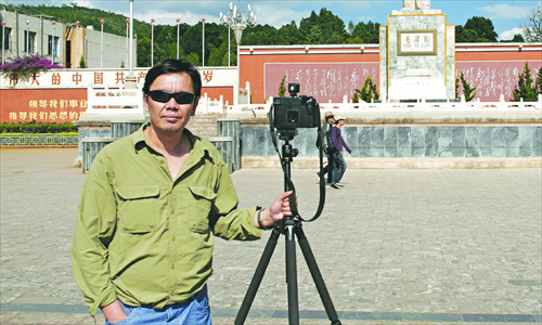 Cheng Wenjun with his camera in Lijiang, Yunnan Province. Photo: Courtesy of Cheng Wenjun