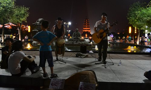 Guo Yafeng (right) and Guo Jiefeng perform on a square near the famous Big Wild Goose Pagoda in Xi’an on July 3.
Photo: Courtesy of Guo Yafeng