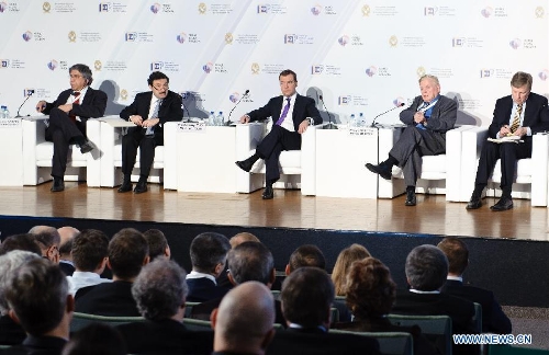 Russian Prime Minister Dmitry Medvedev (C) and Nobel Prize-winning economist Robert A. Mundell (2nd R) attend the Gaidar forum in Moscow, Russia, Jan. 16, 2013. The annual forum brought together Russian and international businessmen and experts to discuss the integration of Russia into the global economy. (Xinhua/Jiang Kehong) 