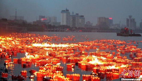 300 people set 14630 river lanterns on the Songhua River in Ji Lin Province on July 7, 2013, creating a new Guinness World Record. (Photo: Xinhua/Chinanews.com)