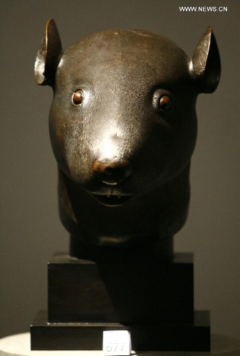 This file photo taken on Feb. 21, 2009 shows the Chinese bronze rat head sculpture displayed at the Grand Palais in Paris, France. The family of French luxury goods retailer Pinault announced Friday in Beijing that it will donate two pieces of Chinese cultural relics looted by Anglo-French allied forces during the Second Opium War in 1860, including the rat head, back to China. (Xinhua/Zhang Yuwei) 