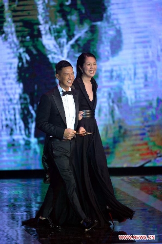 Actress Miriam Yeung (R) and actor Nick Cheung (L) attend the presentation ceremony of the 32nd Hong Kong Film Awards in south China's Hong Kong, April 13, 2013. (Xinhua/Chen Xiaowei)