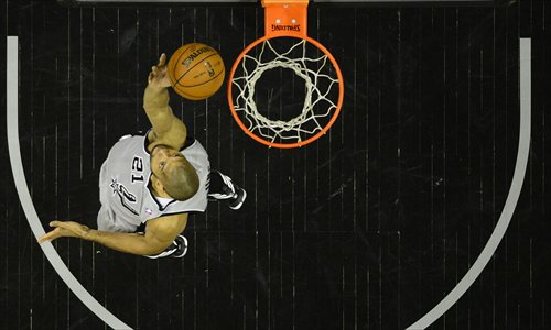 Tim Duncan of the San Antonio Spurs goes to the basket against the Memphis Grizzlies on Tuesday. Photo: CFP