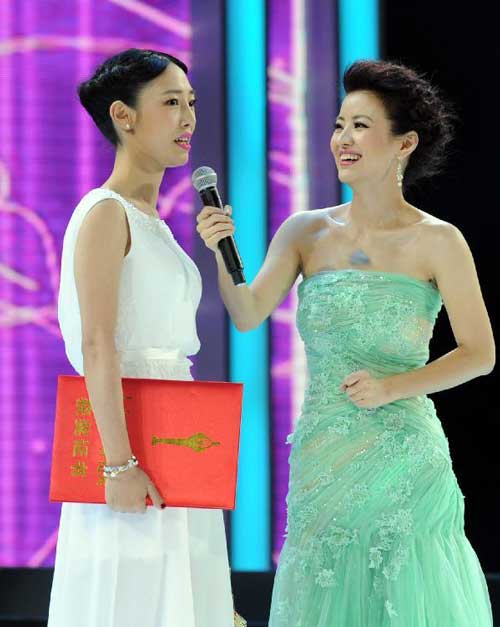 Actress Bai Baihe (L) is awarded the Best Female Lead Award on the ceremony of the 31st Hundred Flowers Award in Shaoxing, east China's Zhejiang Province, Sept. 29, 2012. Photo: Xinhua