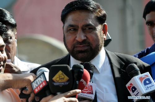 Chaudhry Zulfikar (C), a prosecutor, receives interview outside an anti-terrorism court in Rawalpindi, Pakistan on April 30, 2013. Pakistani investigators said Tuesday that they have 