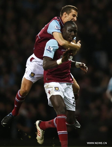 &nbsp;Mohamed Diame (R) of West Ham United celebrates scoring with his teammate Gary O'Neil during the Barclays Premier League match between West Ham United and Manchester United at Upton Park in London, Britain, on April 17, 2013. The match ended with a 2-2 draw. (Xinhua/Wang Lili) 