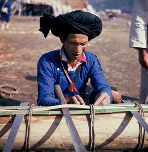 A man of the Lisu ethnic minority works in Tengchong county, Yunnan Province. Photo: CFP