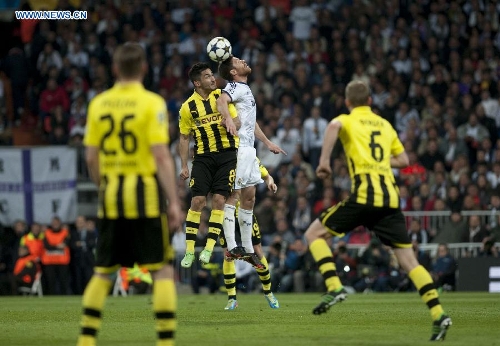 Real Madrid's Xabi Alonso (Rear, R) vies with Borussian Dortmund's Ilkay Gundogan (Rear, L) during the UEFA Champions League semi-final second leg football match in Madrid, capital of Spain, April 30, 2013. Borussia Dortmund qualified for the Champions League final, beating Real Madrid 4-3 on aggregate despite a 2-0 loss Tuesday. (Xinhua/Xie Haining) 