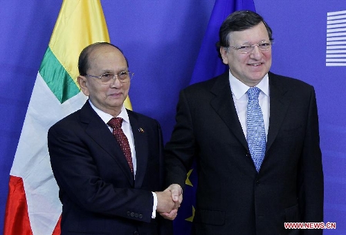 European Commission President Jose Manuel Barroso (R) greets Myanmar President U Thein Sein at EU headquarters in Brussels, capital of Belgium, March 5, 2013. (Xinhua/Zhou Lei) 