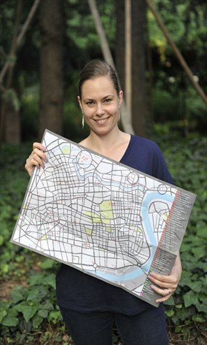 Eike Stratmann poses with her art map Shanghai Detour. 
Photo: Cai Xianmin/GT
