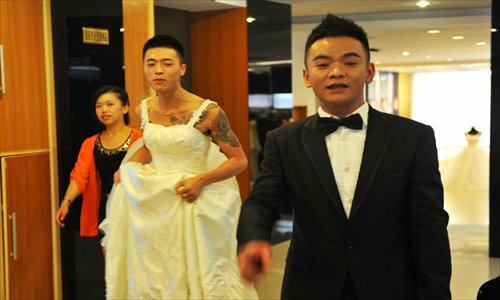 During the National Day holidays, 24-year-old Lu Zhong and his gay partner 20-year-old Liu Wanqiang held a public wedding ceremony in their hometown of Ningde, Fujian province. The couple met and fell in love 2 years ago and their engagement in Dongguan caused a big stir throughout China.Photo: China.org.cn