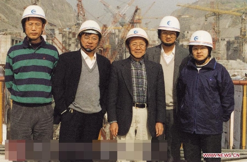 &nbsp;File photo taken in 2002 shows Zheng Zhemin (C) inspects the lock site of the Three Gorges. Explosions expert Zheng Zhemin won China's top science award on Friday. Zheng, 88, is member of both the Chinese Academy of Sciences and the Chinese Academy of Engineering (CAE). Zheng has devoted himself to research in the areas of elastic mechanics, explosive processing and underground nuclear detonations. (Xinhua) 