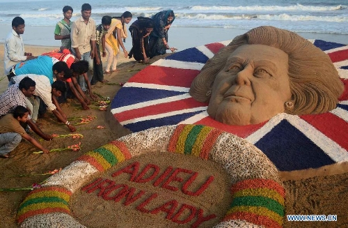 Visitors pay tribute to a sand sculpture of former British Prime Minister Margaret Thatcher at the Golden Sea beach in Puri, about 65 kilometers away from the eastern Indian city of Bhubaneswar, April 9, 2013. (Xinhua/Stringer) 