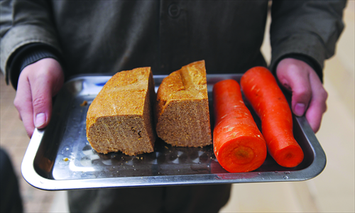Li heads to the pandas' enclosure for feeding time. Photo: CFP