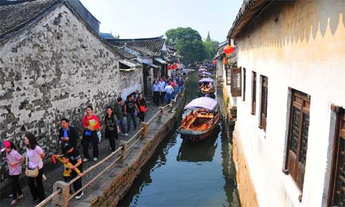 Tourists visit Zhouzhuang, an ancient townlet in east China's Jiangsu Province, Oct. 2, 2012. According to local tourism department, the townlet will receive 0.4 million person-times during the eight-day National Day holiday. Photo: Xinhua