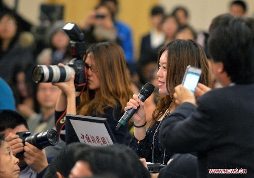 A journalist asks questions at a news conference on China's currency policy and financial reform held by the first session of the 12th National People's Congress (NPC) in Beijing, capital of China, March 13, 2013. Governor Zhou Xiaochuan and other officials from China's central bank answered questions at the press conference. (Xinhua/Wang Song)