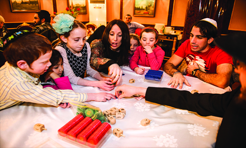 3. Hanni Raskin spins the dreidel at the kid's table.
Photos: Li Hao/GT 