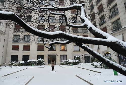 A local resident sweeps snow in Paris, France, Jan. 20, 2013. French weather agency Meteo France has put 55 departments, including the Ile-de-France (Paris and its suburb), under orange alert and decided to maintain the alert system in these areas till Sunday afternoon based on lasting snowfalls in these areas where the snow is expected to be thick as up to 20 centimeters. (Xinhua/Li Genxing)