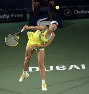 Peng Shuai returns a ball to Marion Bartoli. Photo: AFP