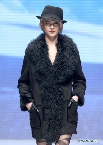 A model presents a creation by fashion designer Yuan Bing during the VISCAP Yuan Bing Collection at the 2013 China Fashion Week in Beijing, capital of China, March 26, 2013. (Xinhua/Chen Jianli) 