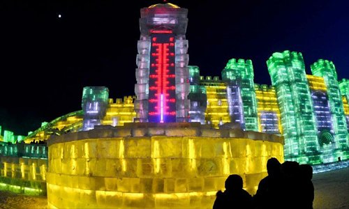 Tourists look at a thermometer-shaped snow sculpture at the 29th Harbin International Ice and Snow Festival in Harbin, capital of northeast China's Heilongjiang Province, December 23, 2012. The festival kicked off at the Harbin Ice and Snow World on Sunday. Photo: Xinhua