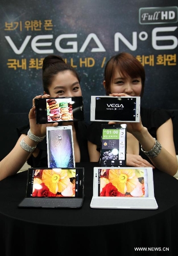 Models present Pantech's new LTE smart phone 