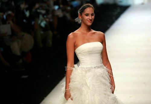 A model presents a creation at the wedding dress show of Italian brand Aolisha during the Shanghai Fashion Week in Shanghai, East China, October 21, 2012. Photo: Xinhua