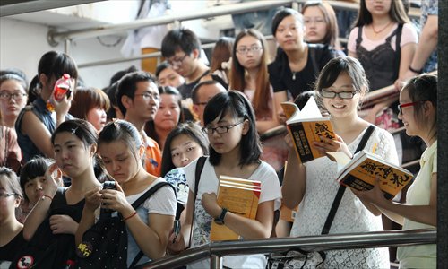 Fans wait for online author Xu Lei at a promotion in Wuhan, Hubei Province, August 25, 2012. Photo: CFP