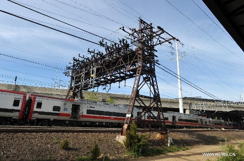 Photo taken on May 18, 2013 shows the scene of a Metro North train collision in Fairfield, Connecticut, the United States. Investigators have begun their probe into the commuter train collision which took place in the U.S. state of Connecticut during Friday evening rush hour, leaving more than 70 injuries, government officials said in a press briefing Saturday. (Xinhua/Wang Lei) 
