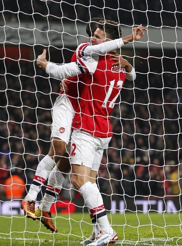 &nbsp; Theo Walcott (L) of Arsenal celebrates scoring with teammate Oliver Giroud during the English Premier League football match between Arsenal and West Ham United at the Emirates Stadium in London, Britain, on Jan. 23, 2013. Arsenal won 5-1.(Xinhua/Wang Lili)&nbsp; 